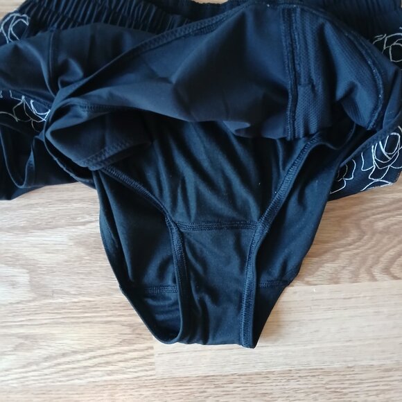 Lululemon Lucent Shorts 2.5" inseam Size 4 - Picture 4 of 7